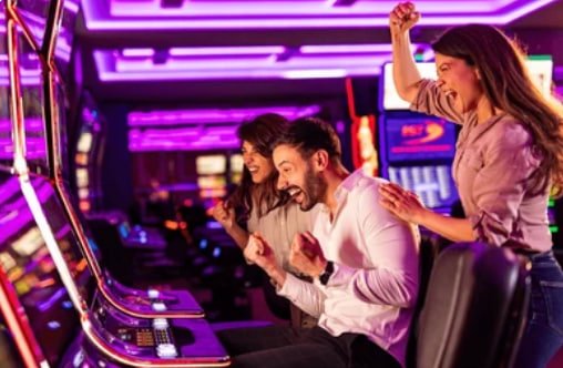 holywin99 login homepage with Featured Games carousel showing Liga 1 matches and live-dealer options